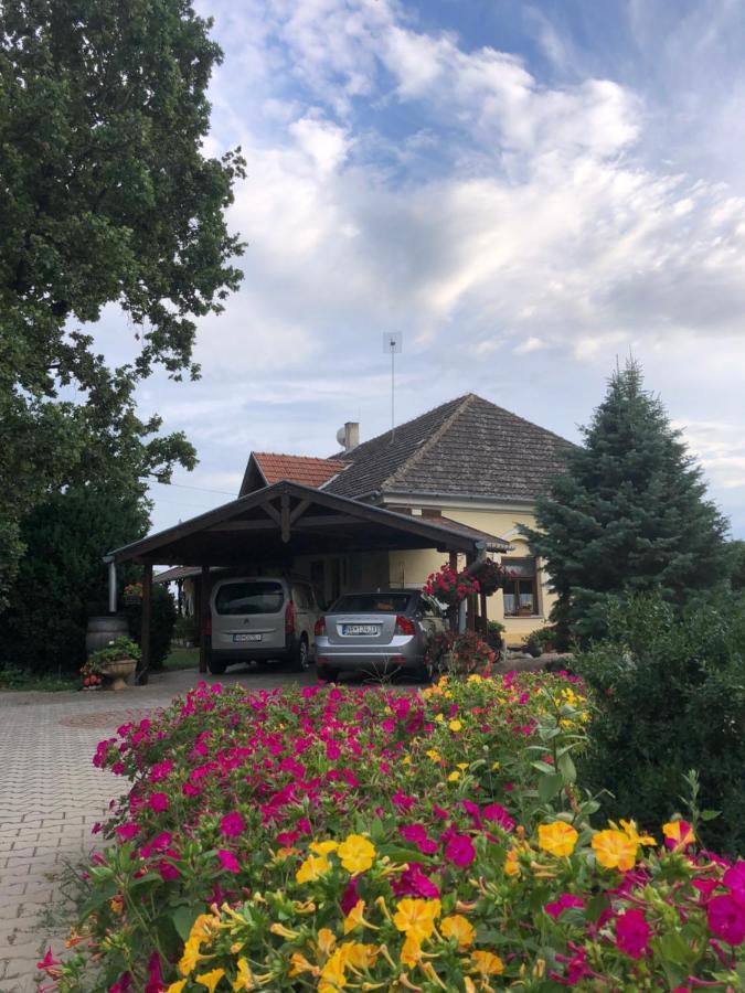 Apartmanove Ubytovanie Pod Dubom Polny Kesov Luaran gambar