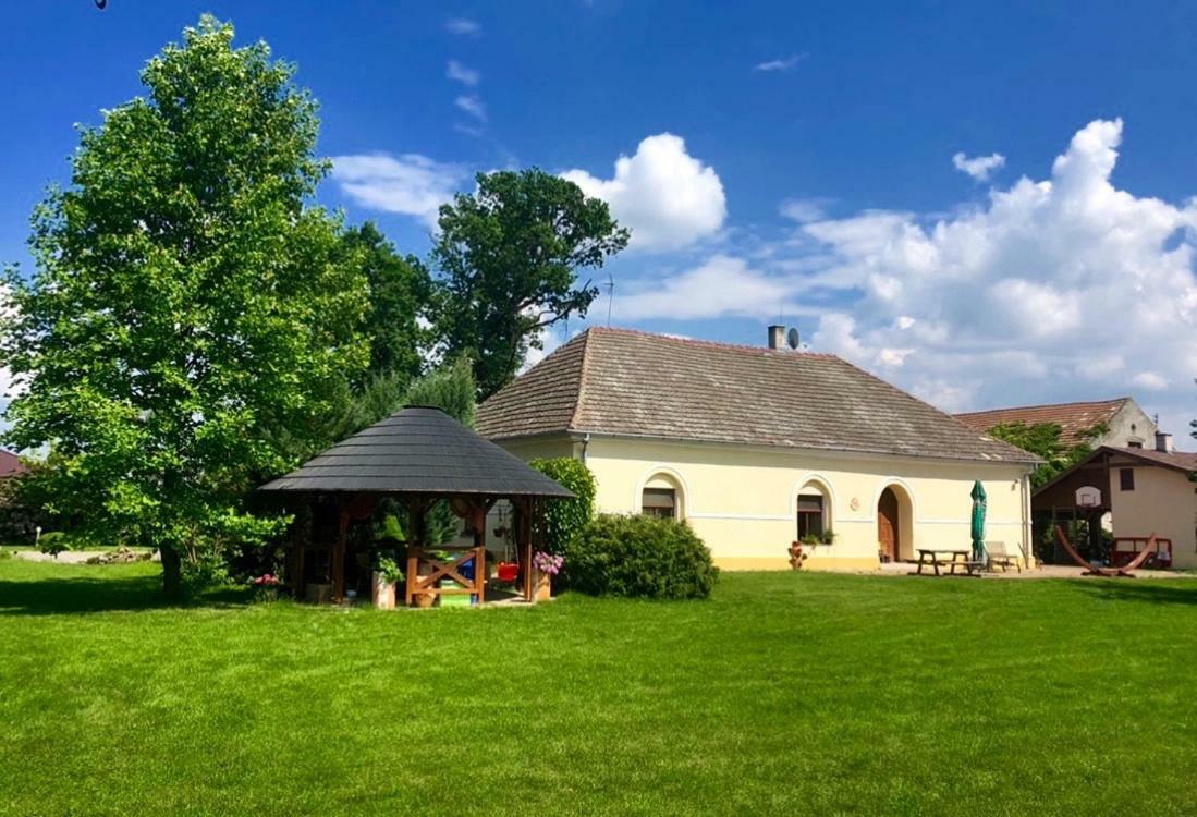 Apartmanove Ubytovanie Pod Dubom Polny Kesov Luaran gambar
